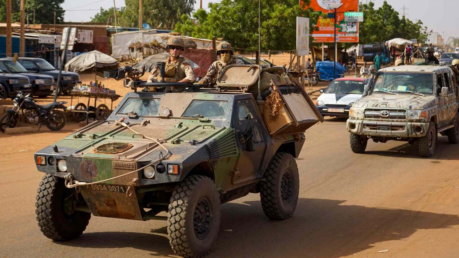 Imagen de archivo de vehículos de un convoy militar francés que abandona Níger.