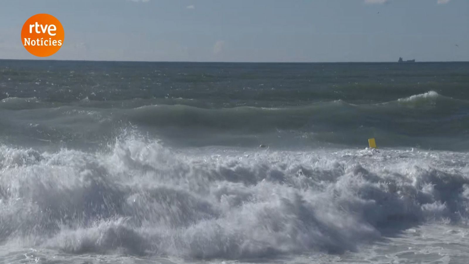 Fort onatge al litoral de Barcelona degut a les ratxes de vent