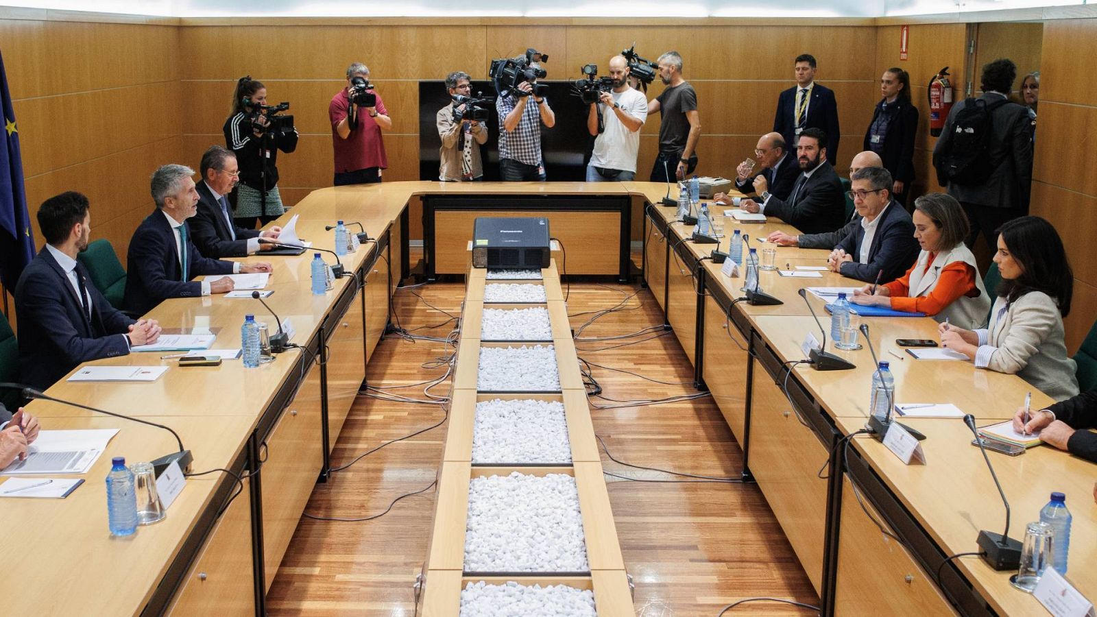 El ministro del Interior en funciones, Fernando Grande Marlaska, preside una reunión con los representantes de los grupos parlamentarios ante la alerta antiterrorista