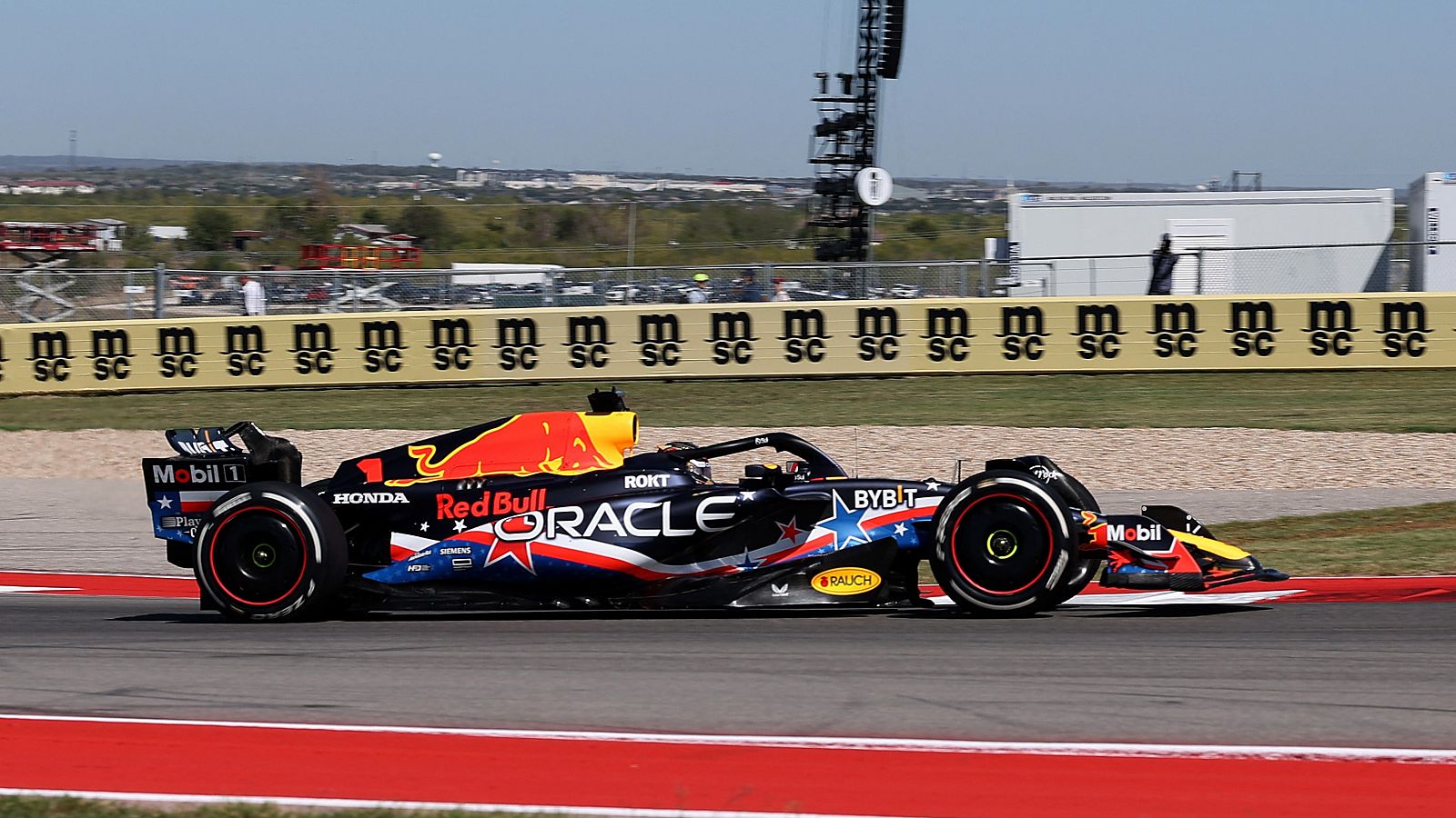 Verstappen reina en los libres con Aston Martin en problemas