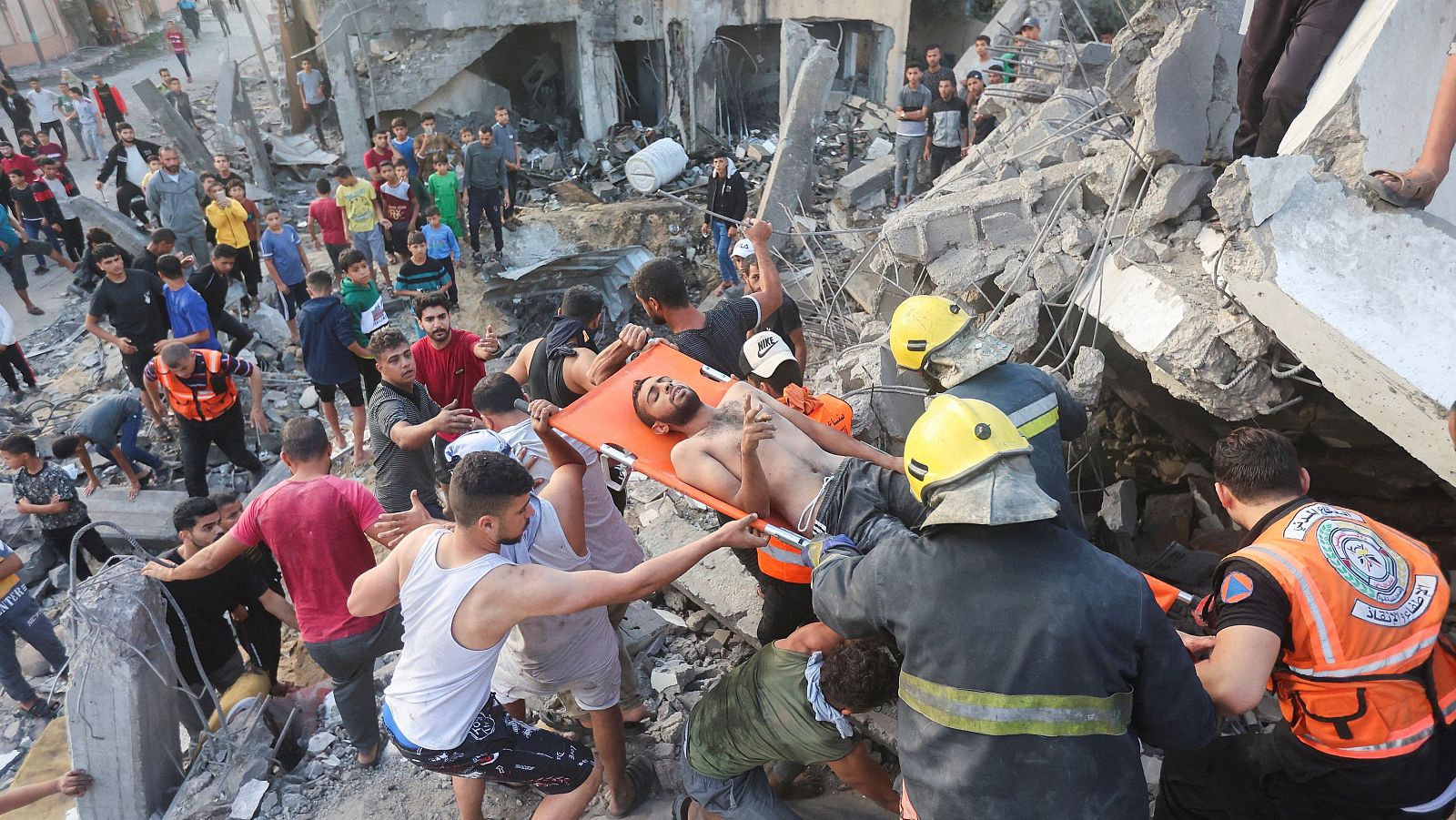 Ciudadanos gazatíes rescatan a sus vecinos atrapados en su casa tras un bombardeo de Israel