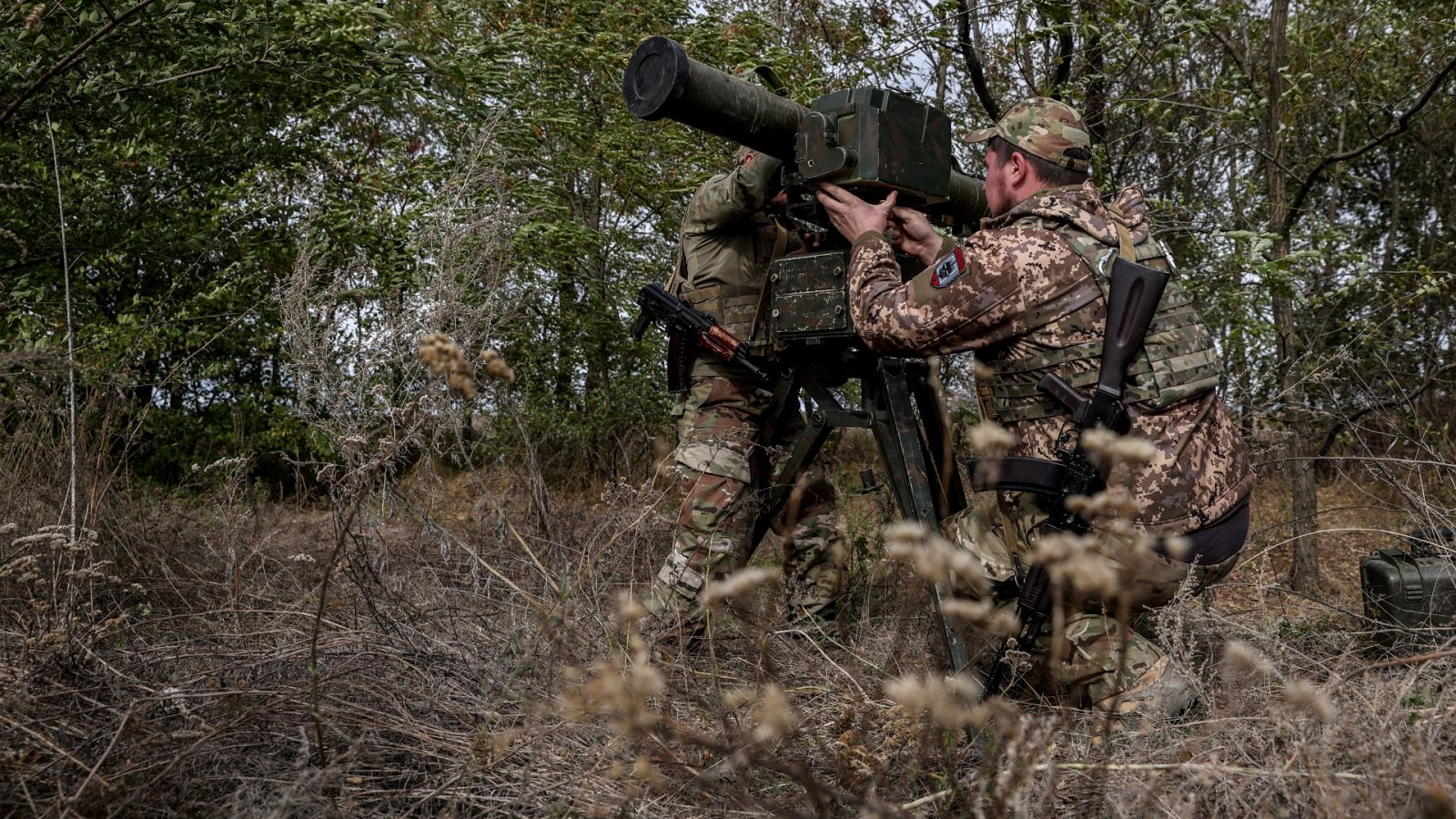 Soldados ucranianos instalan un sistema de misiles antitanque en un lugar sin especificar de la región de Zaporiyia