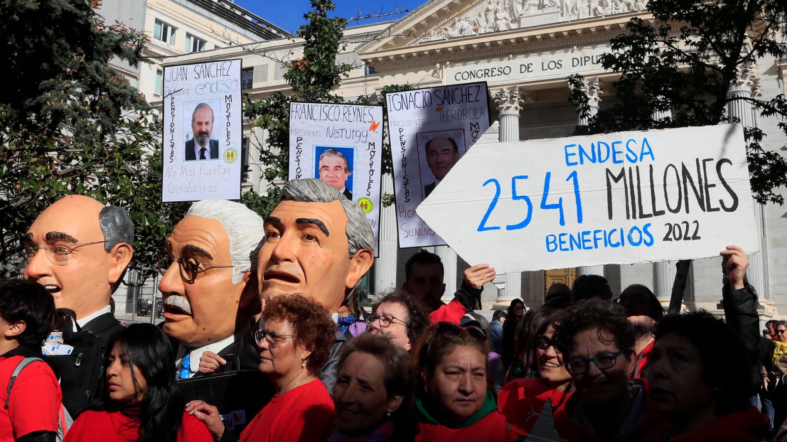 Concentración frente al Congreso de los Diputados para exigir el mantenimiento de la moratoria de suministro energético