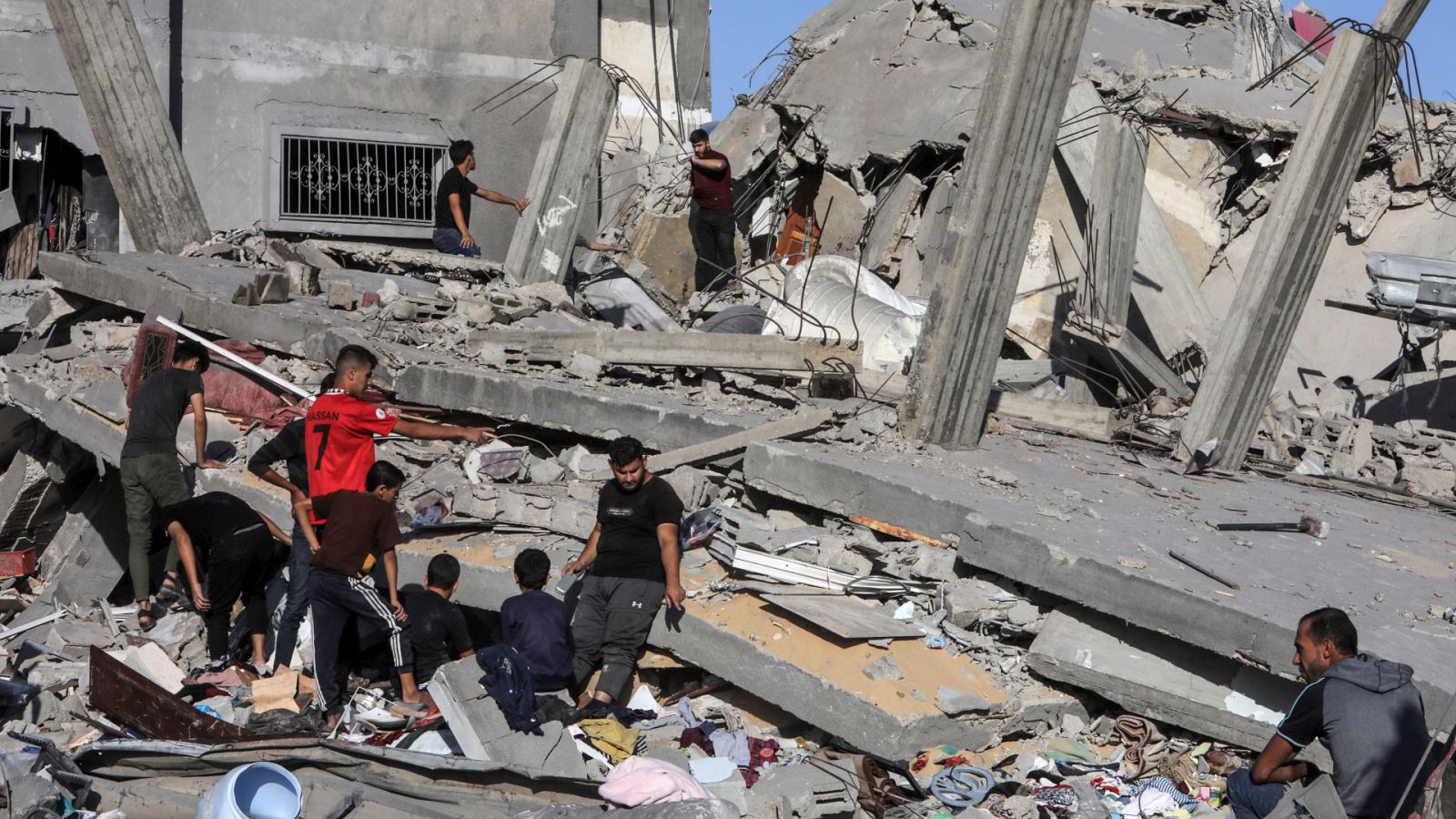 Palestinos sobre una casa destruida tras un ataque aéreo en Ráfah, al sur de la Franja de Gaza.