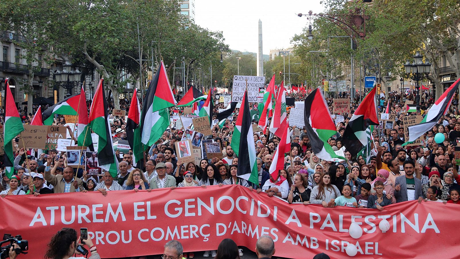 Capçalera de la manifestació sota el lema 'Aturem el genocidi a Palestina', al pas pel Passeig de Gràcia | ACN