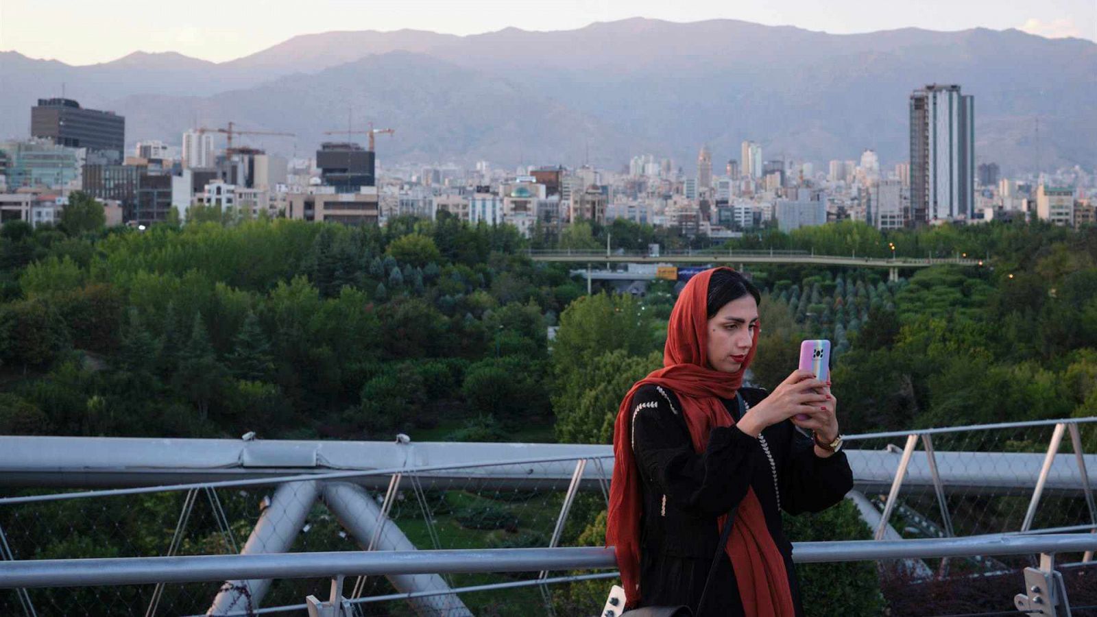 Imagen de archivo de una joven en el popular puente Tabiat de Teherán (Irán).