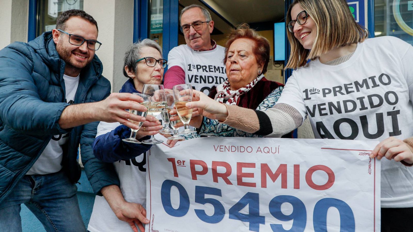 Lotería de Navidad 2023: Propietarios y empleados de la administración 1 de A Fonsagrada (Lugo) celebran haber vendido El Gordo