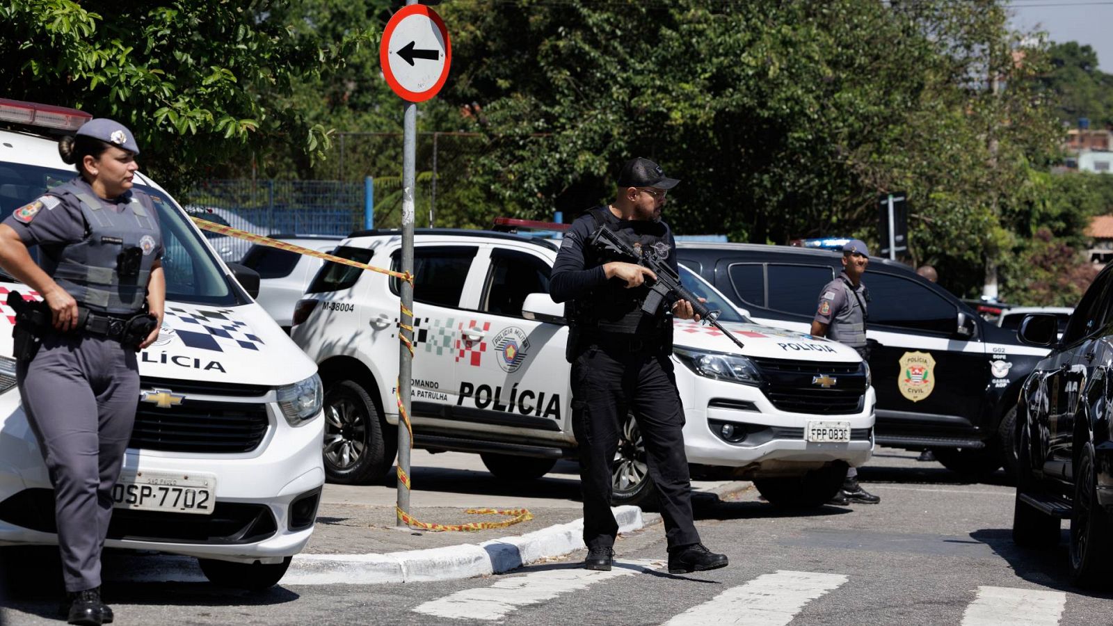 Agentes de la polícia controlan el ingreso a la escuela donde se ha producido el tiroteo