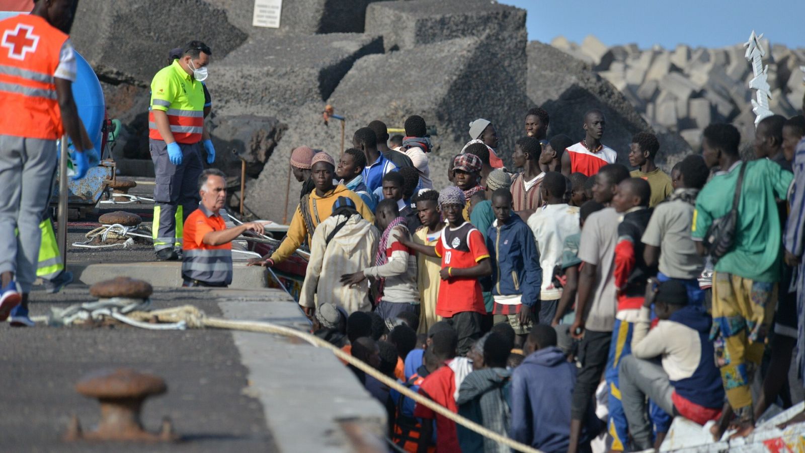 Llegada al puerto de La Restinga (El Hierro) de 209 personas rescatadas por la embarcación de Salvamento Marítimo Salvamar Adhara en aguas cercanas a la isla.