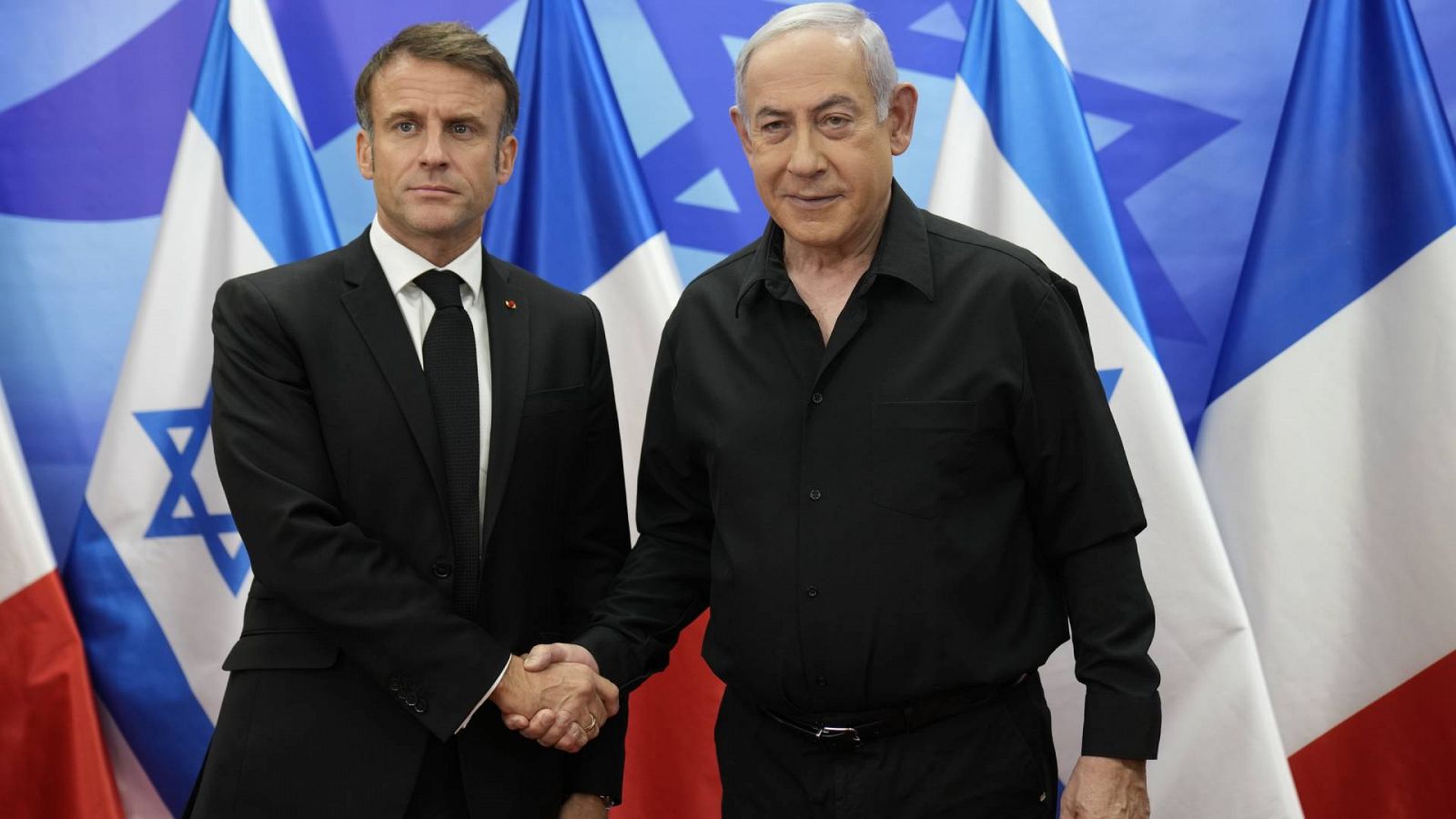 El primer ministro israelí, Benjamín Netanyahu, recibe al presidente francés, Emmanuel Macron, en Jerusalén, este martes. EFE/EPA/CHRISTOPHE ENA