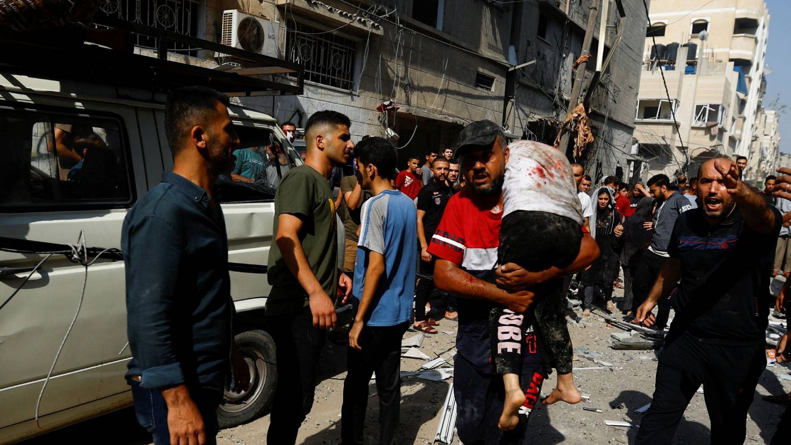Evacúan a un niño tras un bombardeo israelí en Jan Yunis, al sur de la Franja de Gaza, este martes, 24 de octubre. REUTERS/Ibraheem Abu Mustafa