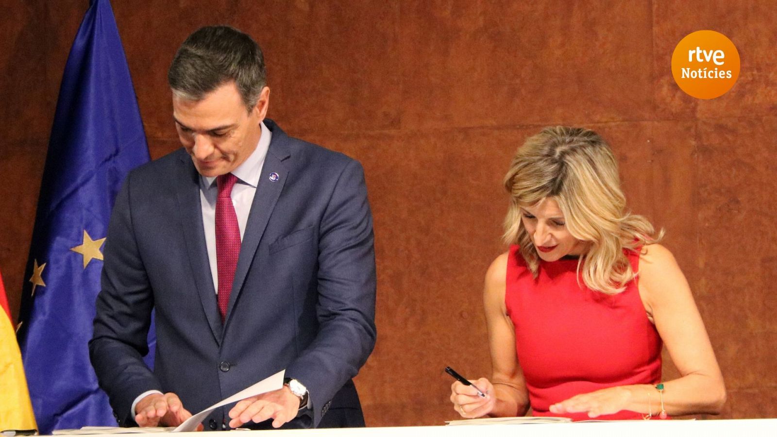 Signatura de l'acord programàtic entre Pedro Sánchez i Yolanda Díaz