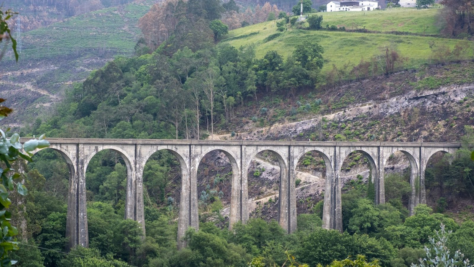 Puente ferroviario sobre el río Esva en Asturias