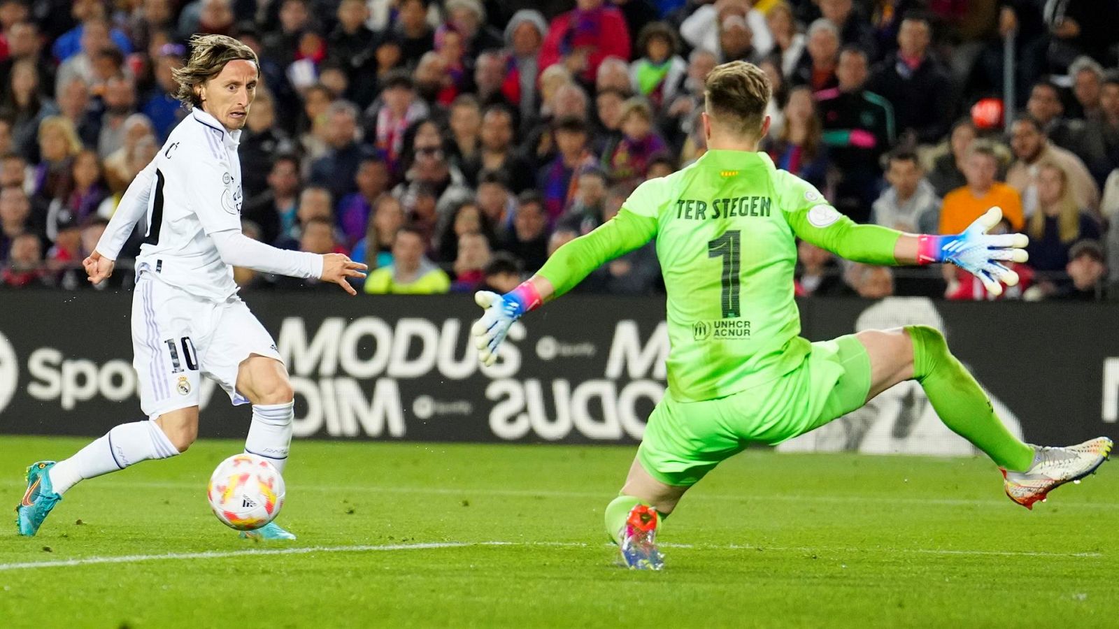 Clásico Barcelona - Real Madrid: Luka Modric, ante Marc Andre Ter Stegen