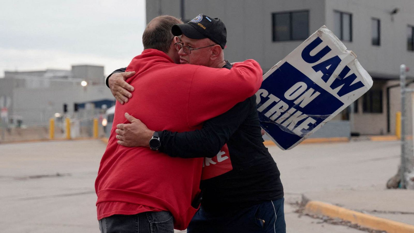 Dos miembros del sindicato UAW en huelga se despiden en un piquete frente a la planta de montaje de Ford Michigan, EE.UU.