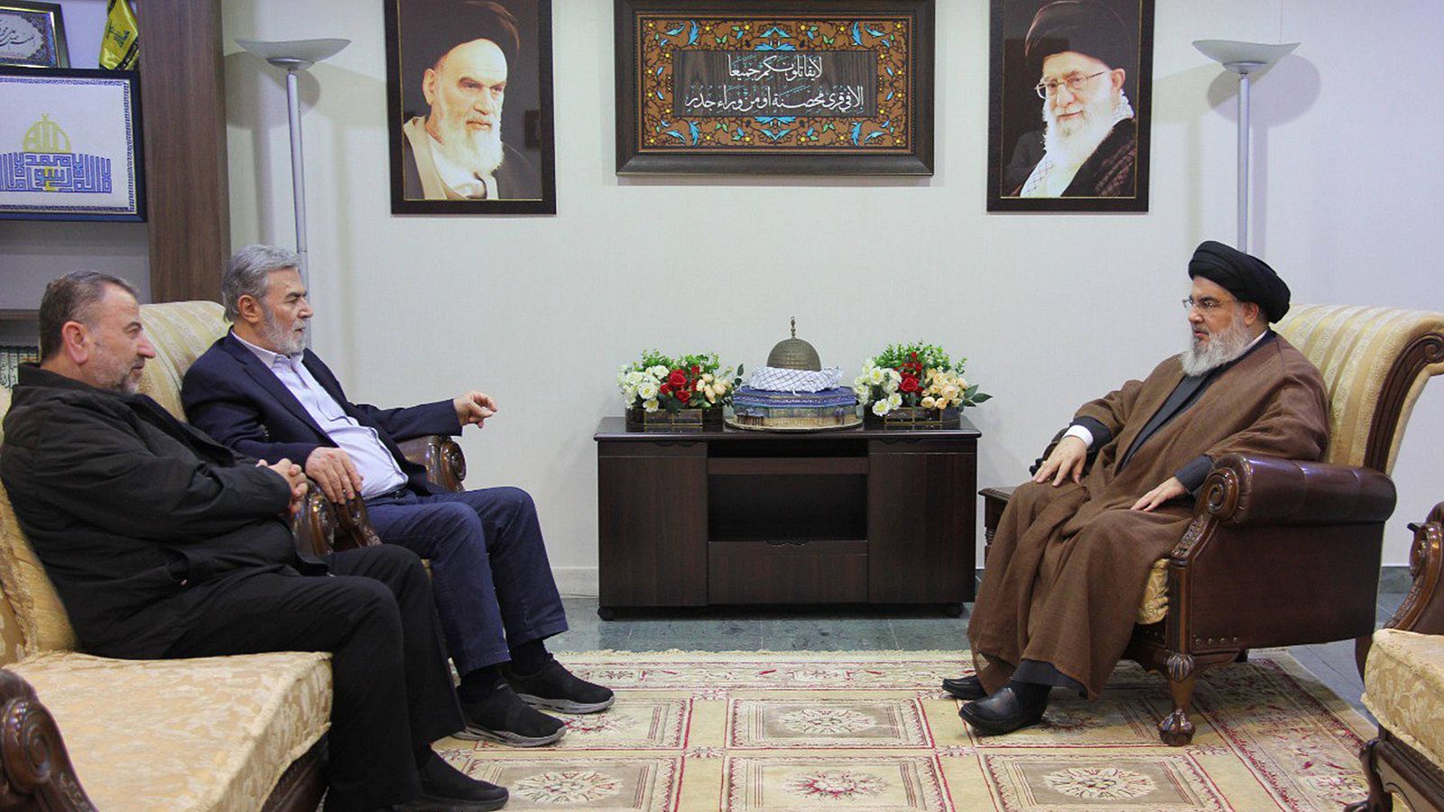 Reunión entre Hasán Nasralá, líder de Hizbulá, el secretario general de la Yihad Islámica Palestina, Ziyad al-Najalá (segundo por la izquierda) y el segundo jefe de Hamás, Saleh al Aruri (izquierda), reunidos el 25 de octubre en Beirut. EFE/EPA/Ofici