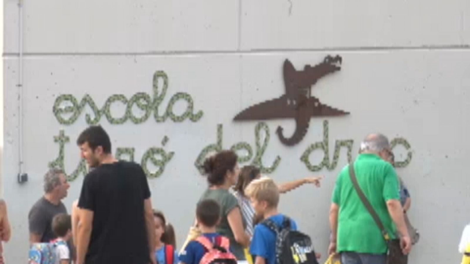 Famílies a l'entrada de l'escola Turó del Drac de Canet de Mar