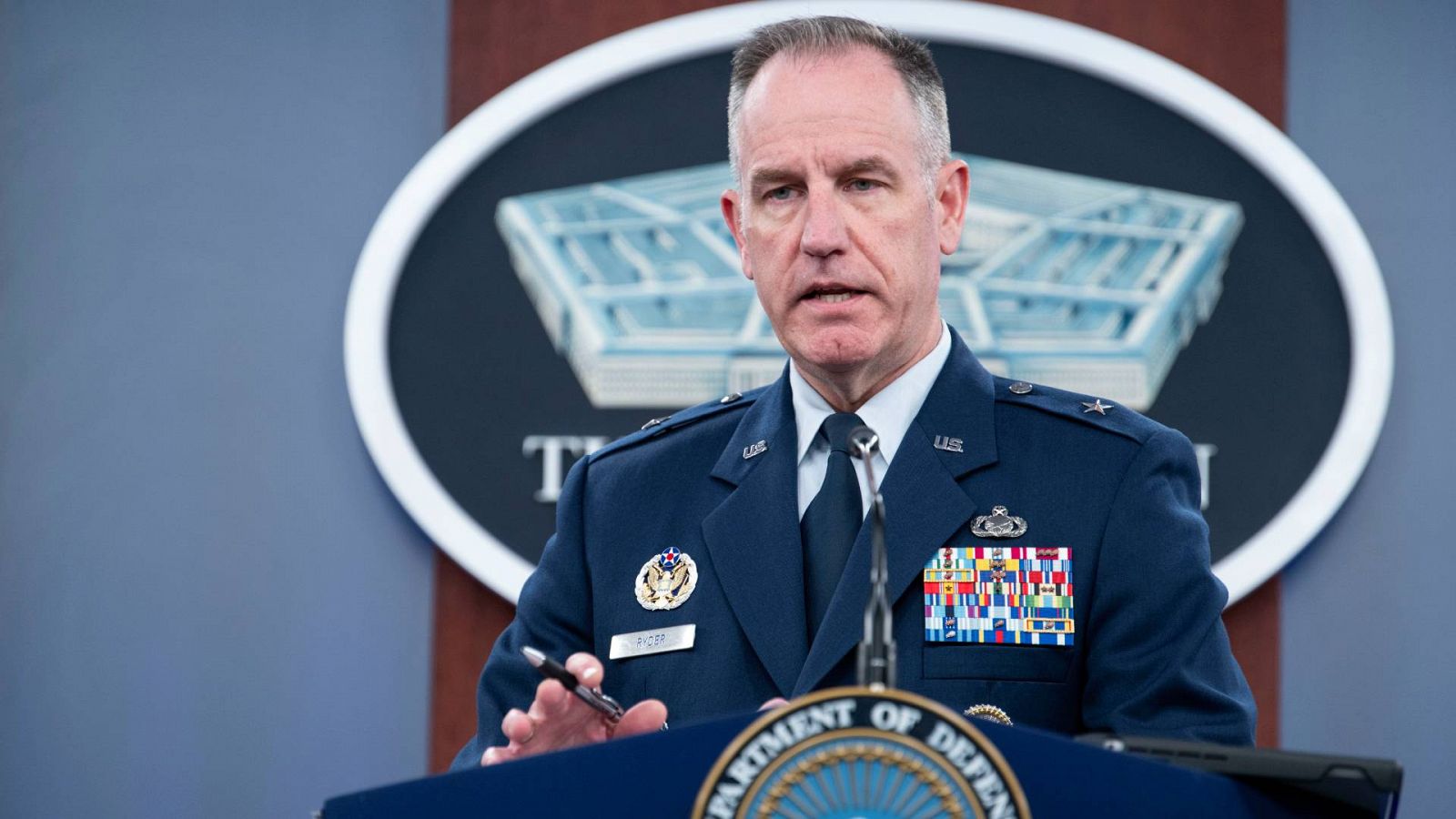 El general de brigada de las Fuerzas Aéreas de EE.UU., Patrick Ryder, informa en el Pentágono sobre el ataque lanzado sobre Siria. Foto: AP Photo/Kevin Wolf