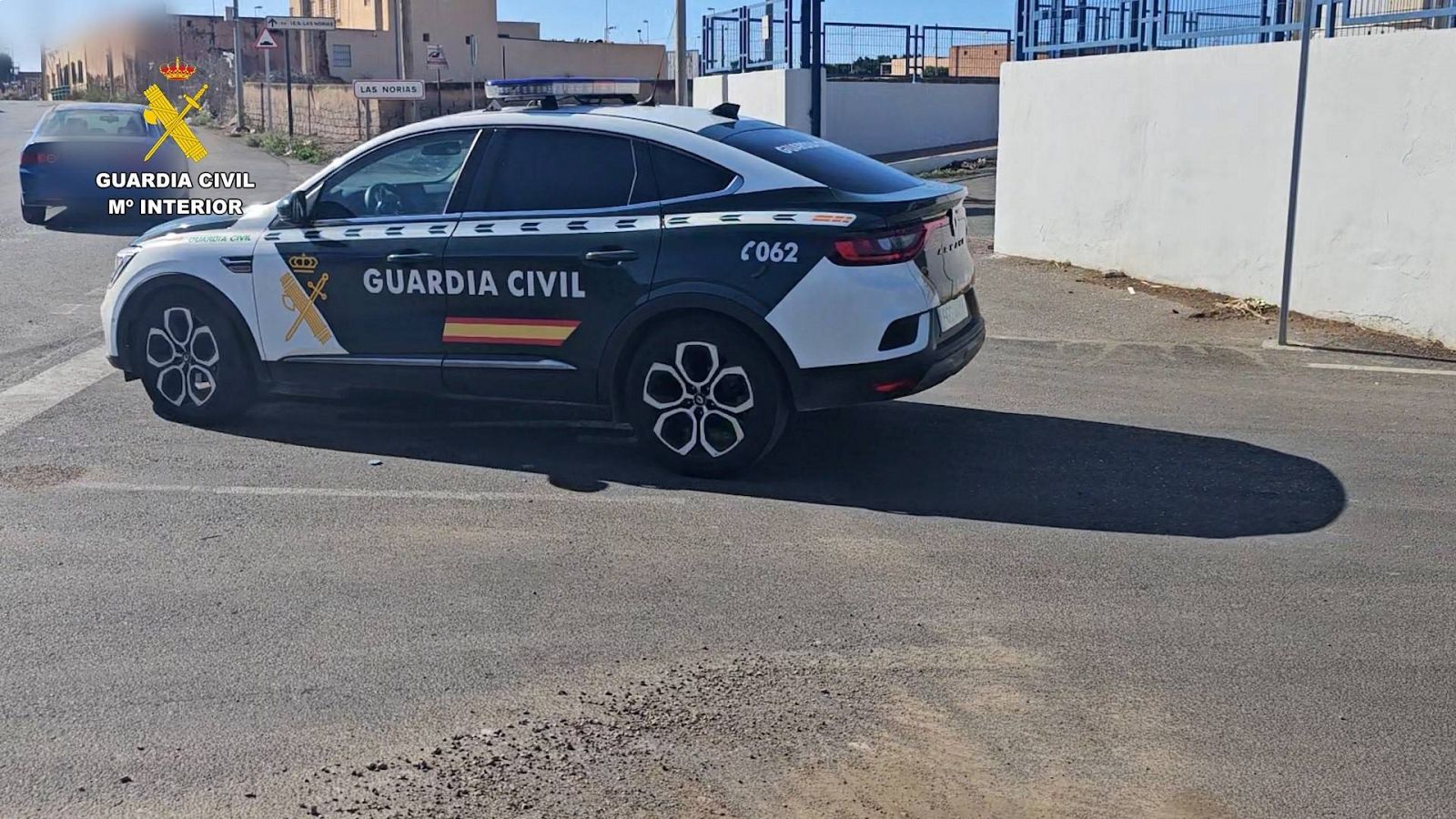 Efectivos de la Guardia Civil de Almería ante la detención de tres personas por supuestamente intentar casar a una menor de 15 años