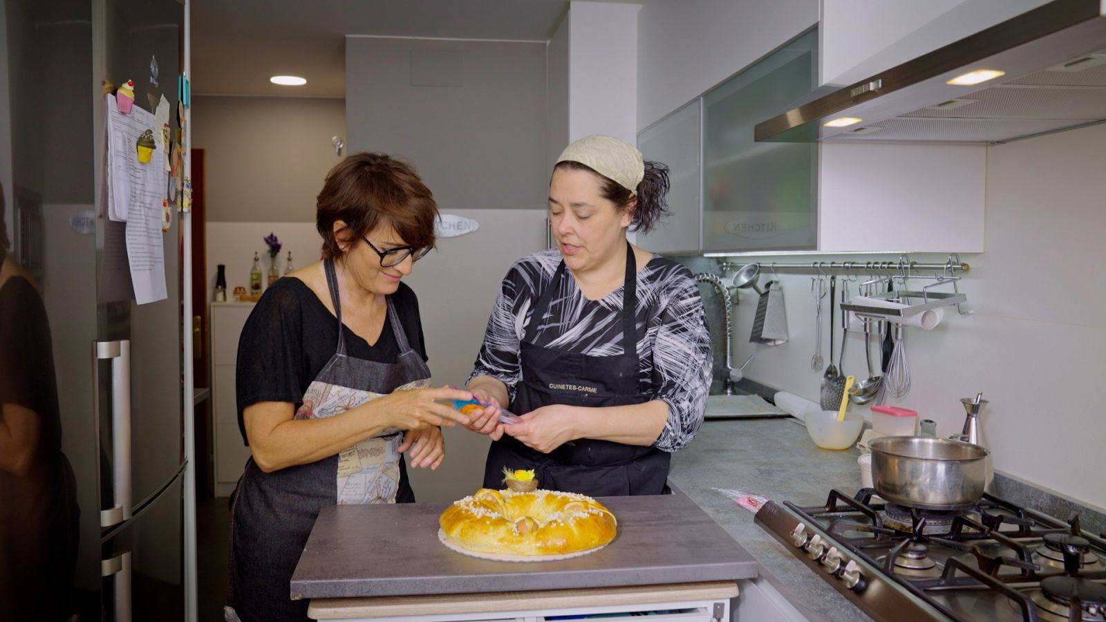 Sílvia Abril prepara la mona de Pasqua amb l'ajuda de la Carme Comas, professora de cuina i defensora de la mona de Pasqua tradicional, a 'La Recepta Perduda'.