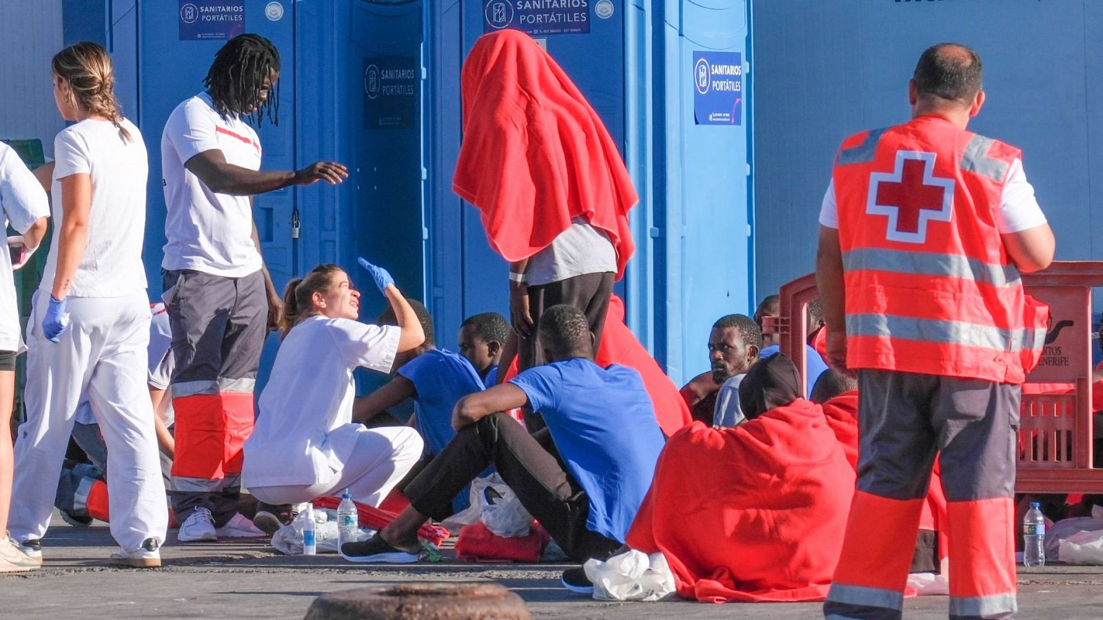 Un grupo de migrantes siendo atendido por personal de Cruz Roja y del Servicio Canario de Salud