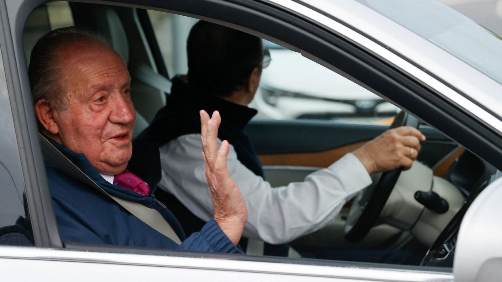 El rey Juan Carlos saluda a la prensa en Sanxenxo en una fotografía de archivo