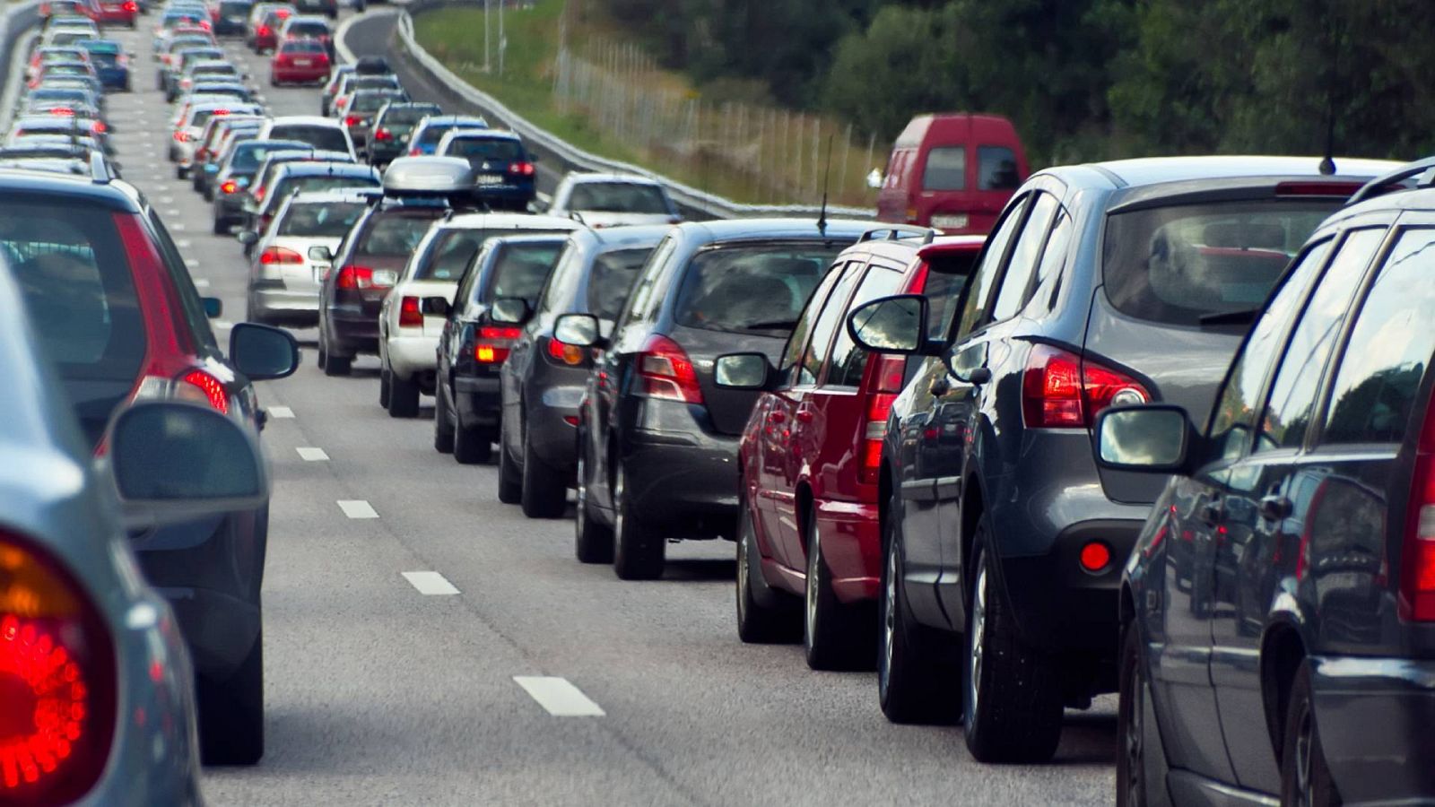 Varios vehículos en la carretera en una imagen de archivo