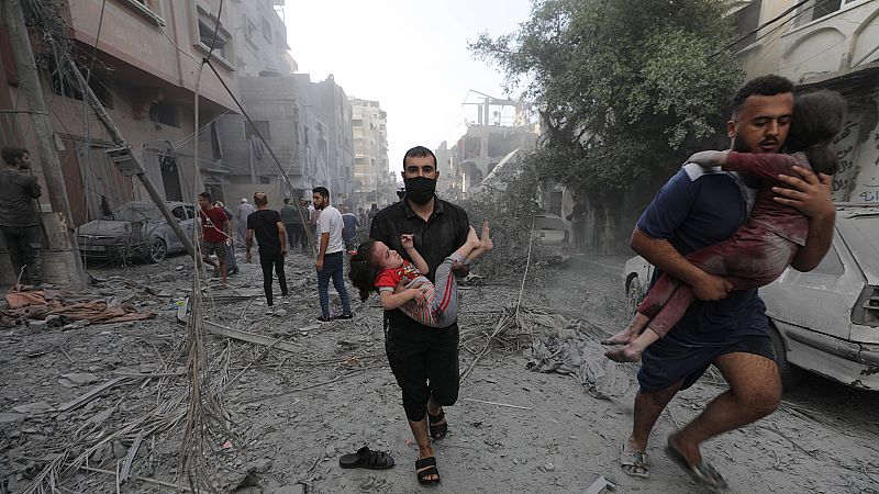 Varios palestinos cargan niños heridos en los bombardeos israelíes sobre el norte de Gaza