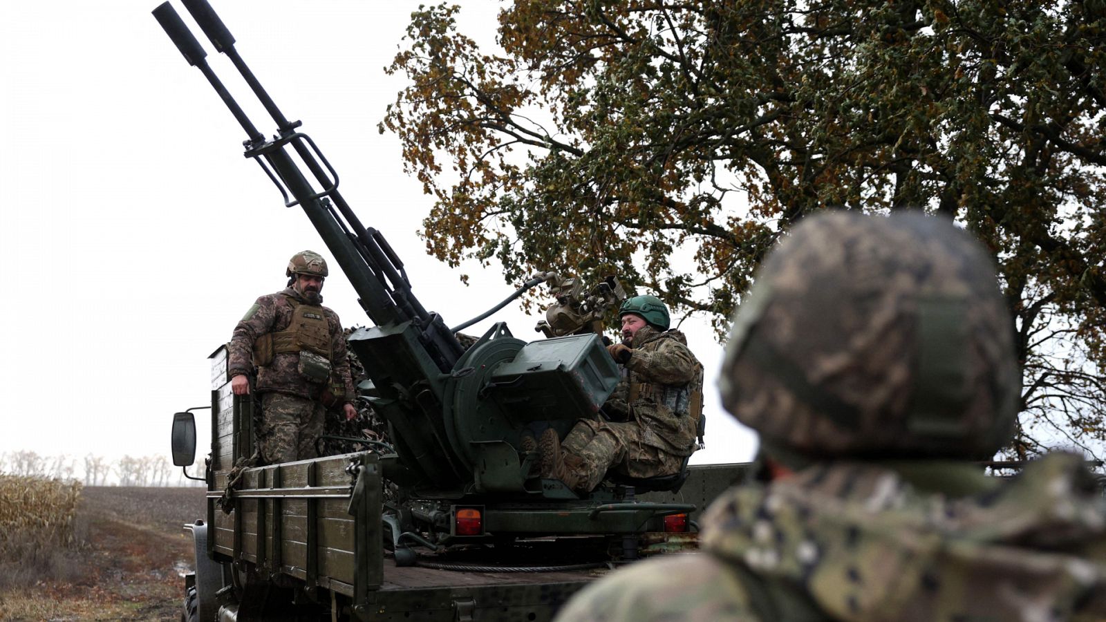 Soldados ucranianos operan una batería antiaérea en unas maniobras en la región de Kiev