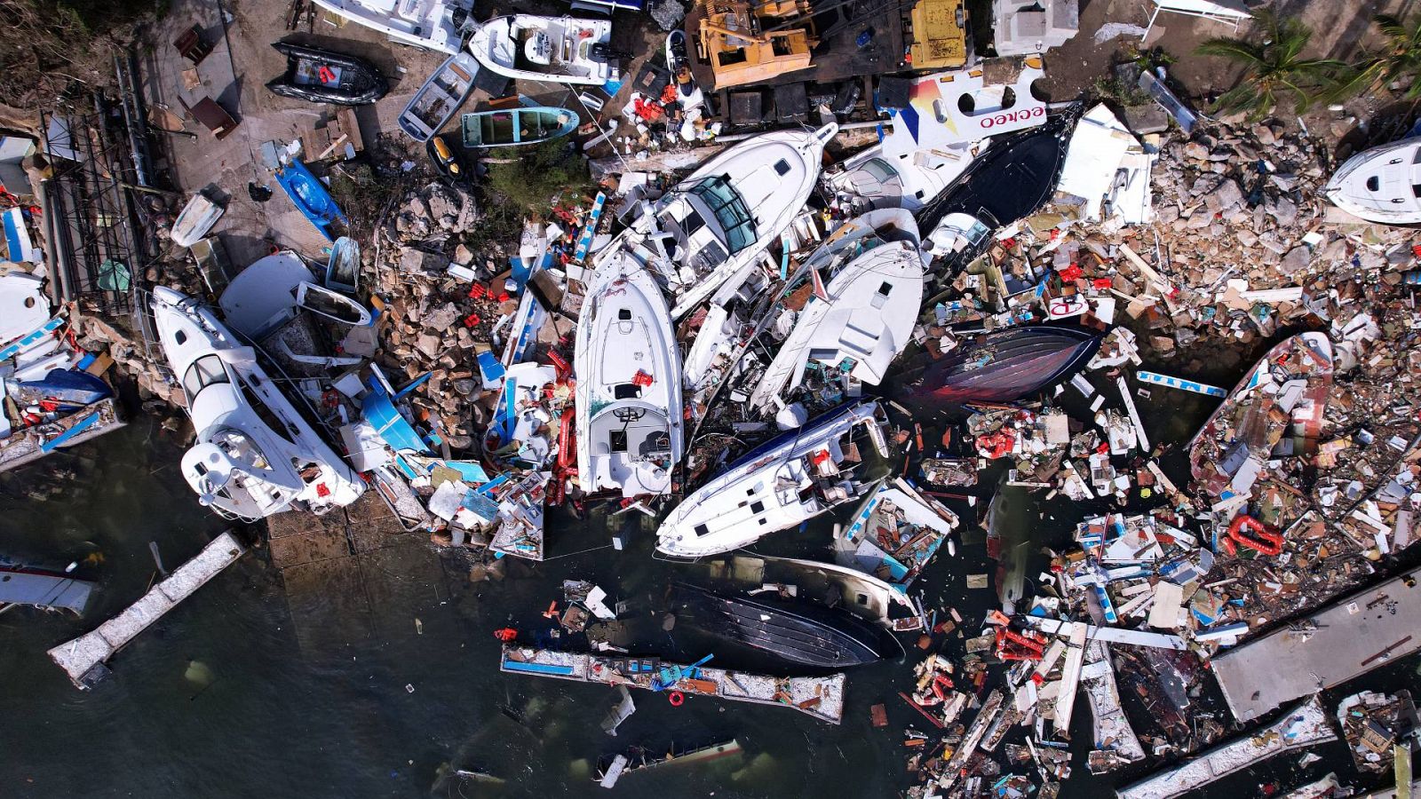 Fotografía aérea del club de yates de Playa Manzanillo en Acapulco, México, tras el paso del huracán Otis