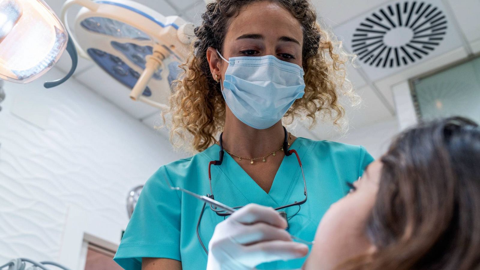 Una dentista examina a una niña en una consulta