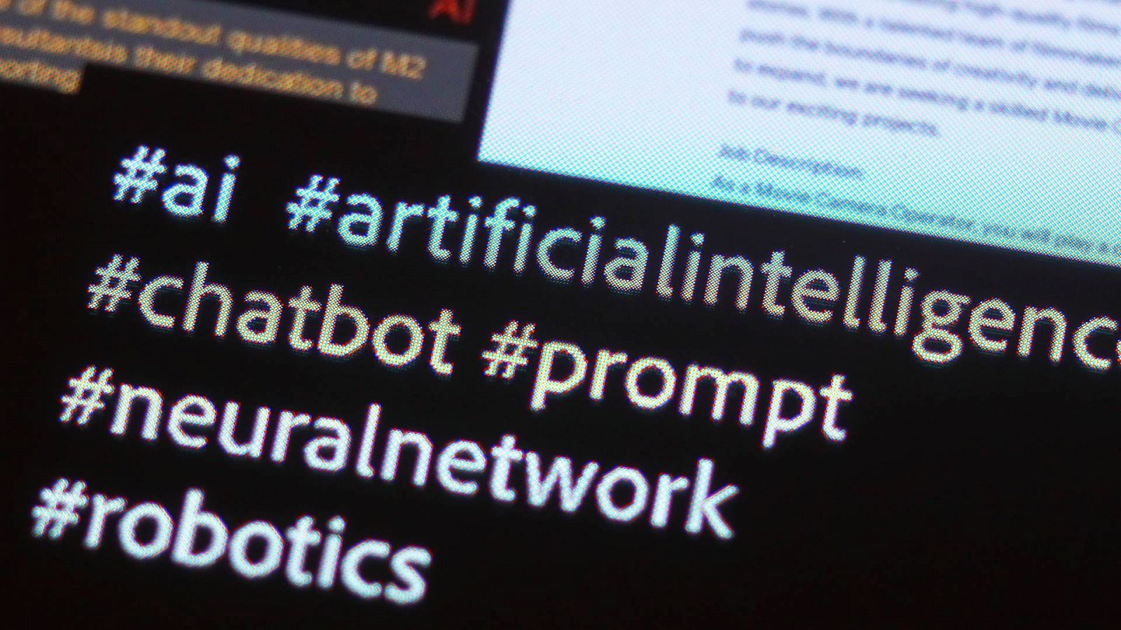 Primer plano de la pantalla de un teléfono que muestra hashtags relacionados con la Inteligencia Artificial