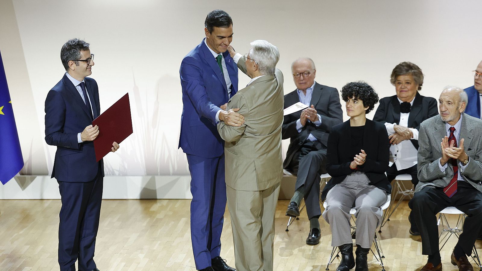 Pedro Sánchez homenajea a las víctimas del golpe militar, la Guerra Civil y la dictadura franquista