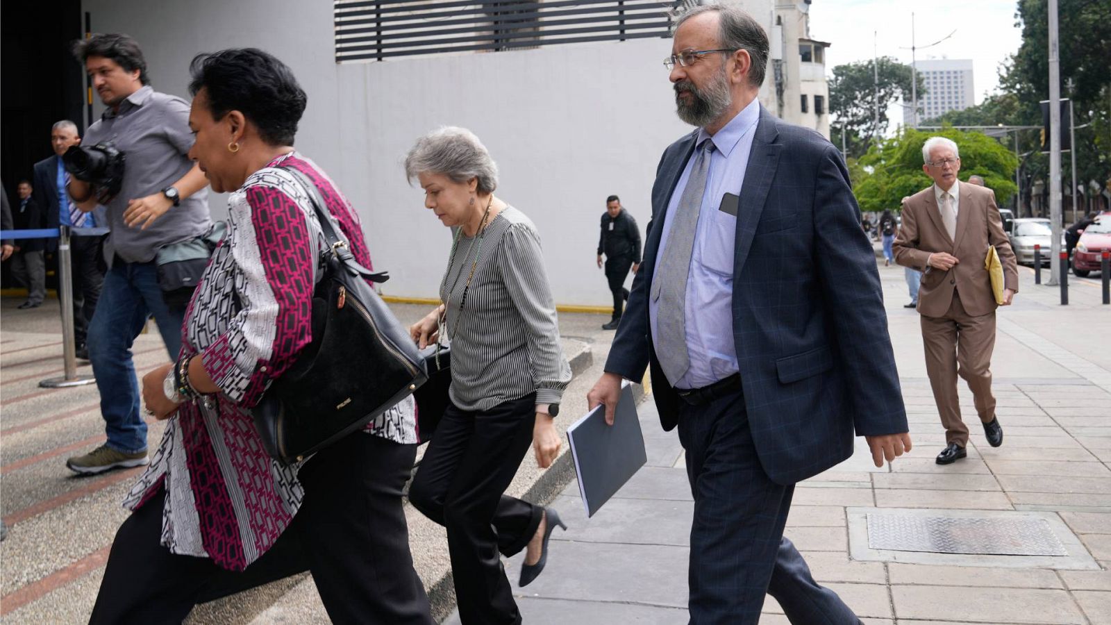 Jesús María Casal, presidente de la Comisión Primaria de la oposición a su llegada a la oficina del Fiscal General