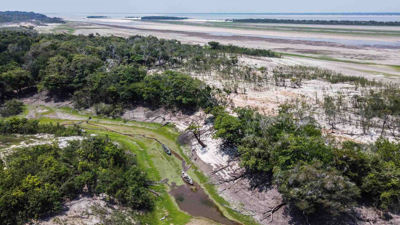 Embarcaciones varadas en un afluente del Río Negro en el municipio de Iranduba, Estado de Amazonas (Brasil).