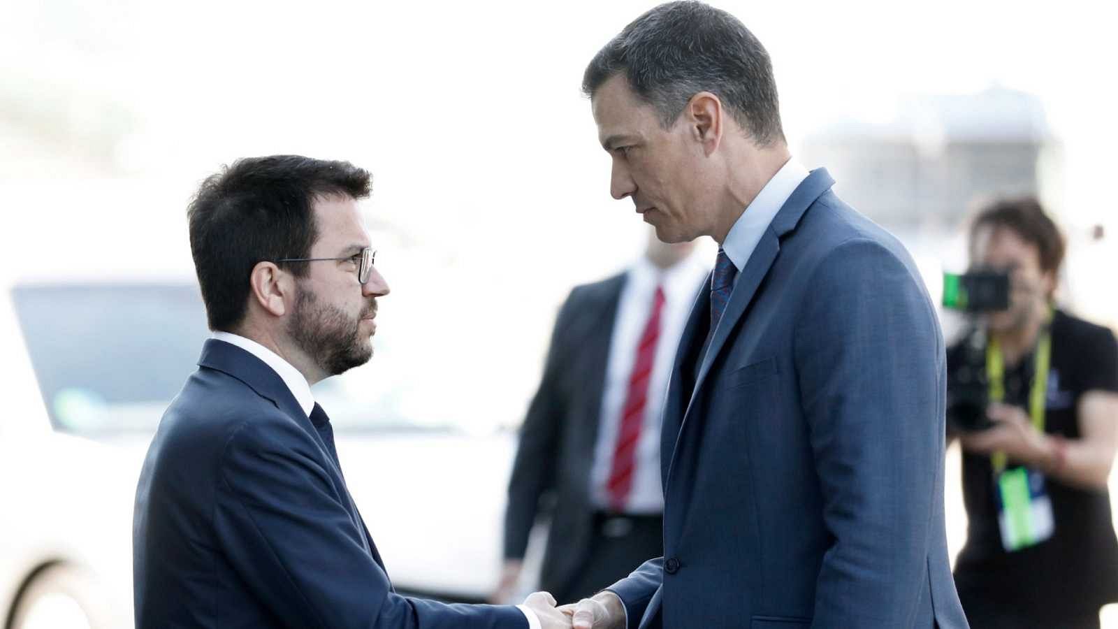 Pere Aragonès i Pedro Sánchez se saluden a l'entrada de la reunió del Cercle d'Economia