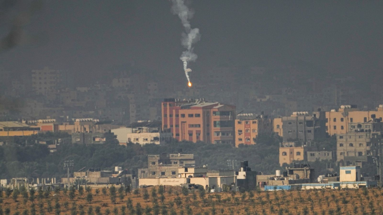 Una bengala del ejército israelí sobre la parte norte de la Franja de Gaza