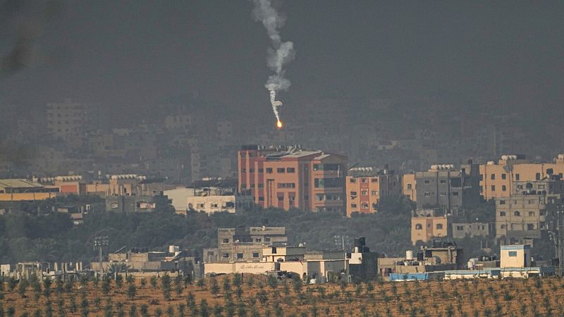 Una bengala del ejército israelí sobre la parte norte de la Franja de Gaza