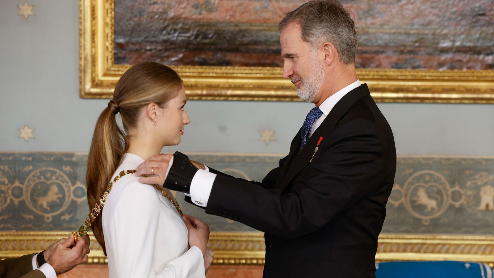 Jura de la Constitución de Leonor: el rey Felipe impone a la princesa Leonor el Collar de la Orden de Carlos III