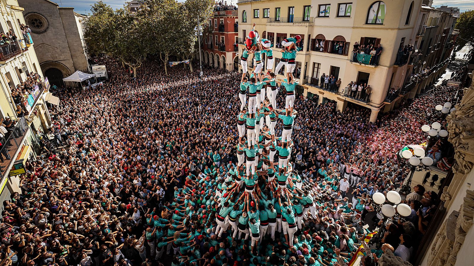 Els castellers de Vilafranca completen el primer 9d9f de la història