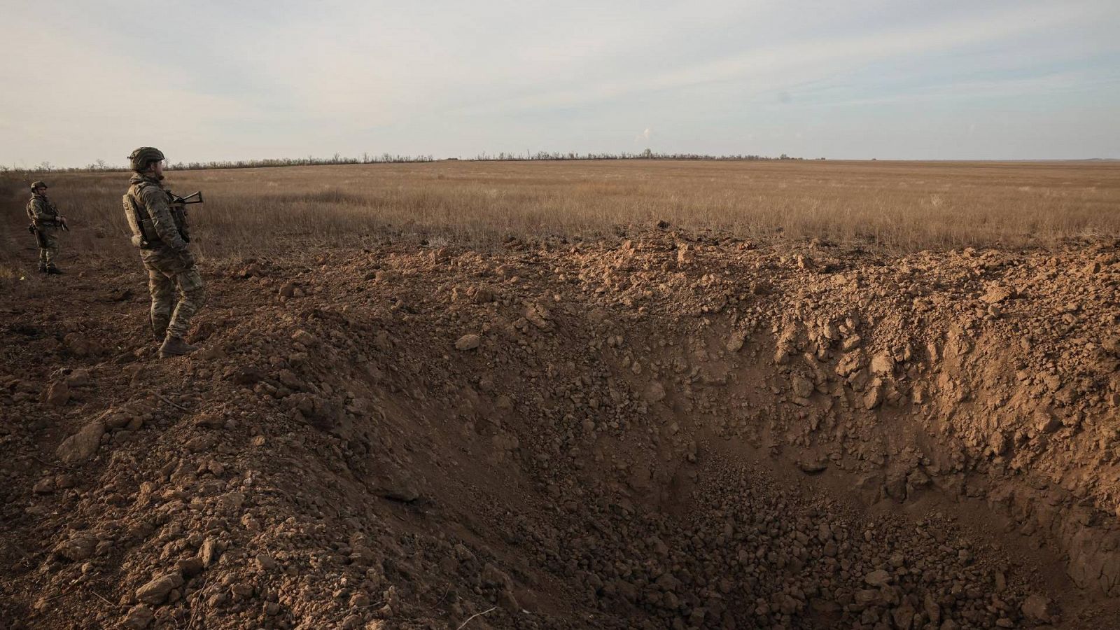 Un militar ucraniano se desplaza entre posiciones en la línea del frente en la región de Zaporizhia, el 27 de octubre de 2023