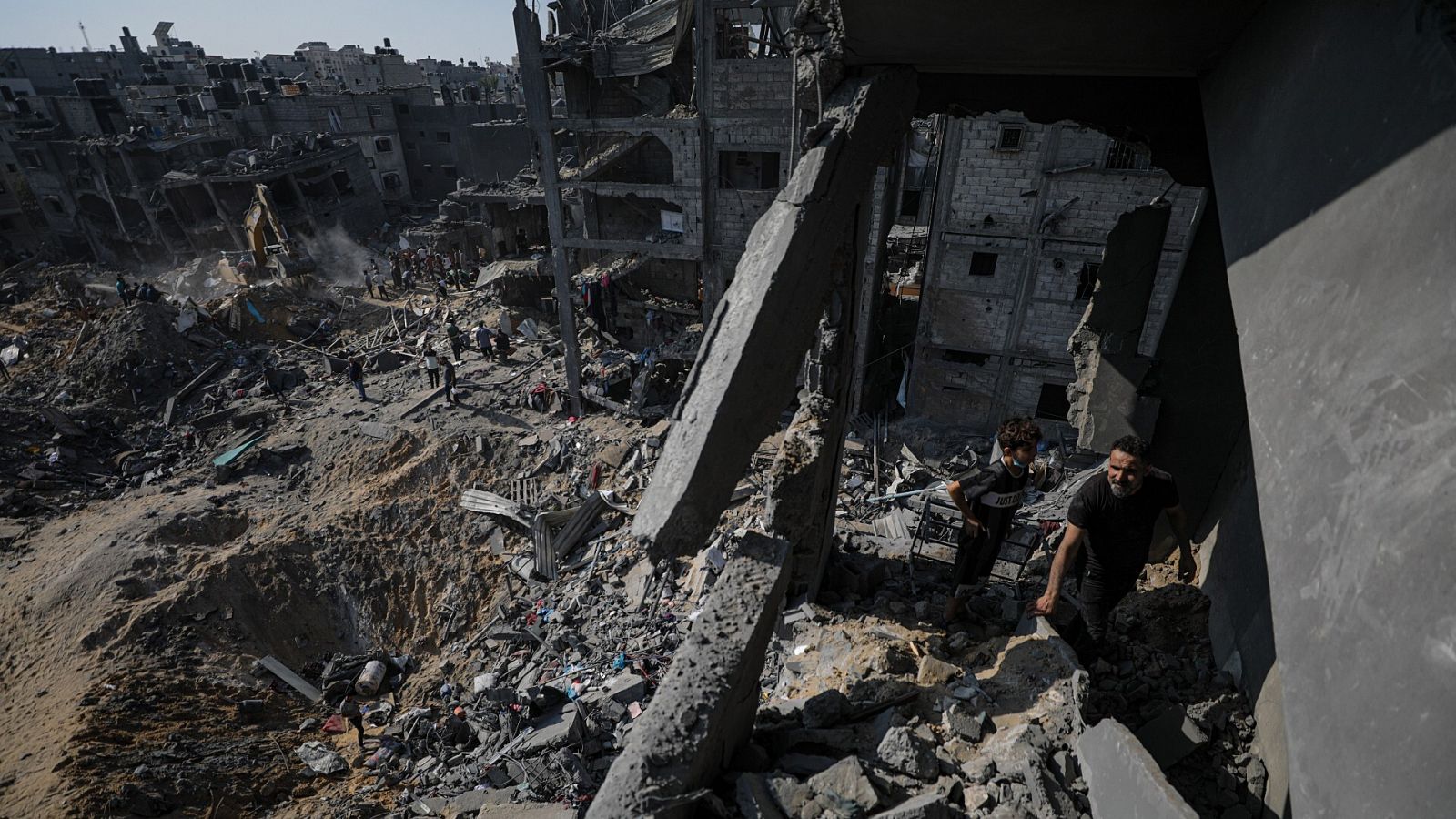 Palestinos inspeccionan los escombros en el campo de refugiados de Yabalia, un día después del primer ataque israelí