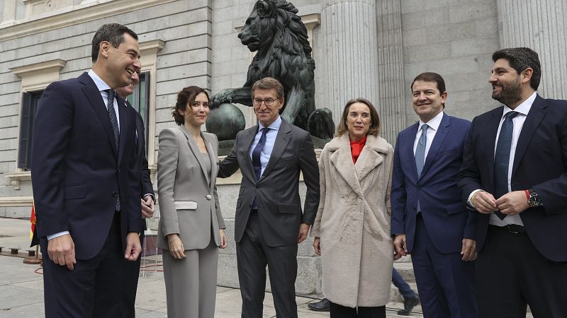 El presidente del PP, Alberto Núñez Feijóo (c) posa con los presidentes de Andalucía, Juanma Moreno (i); Galicia, Alfonso Rueda (3i); Madrid, Isabel Díaz Ayuso (3i); Castilla y León, Alfonso Fernández Mañueco (2d) y Murcia, Fernando López Miras (d) y