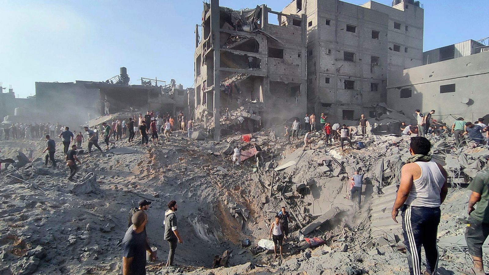 Palestinos inspeccionan los daños de los edificios destruidos por los ataques aéreos israelíes en el campo de refugiados de Jabalia 