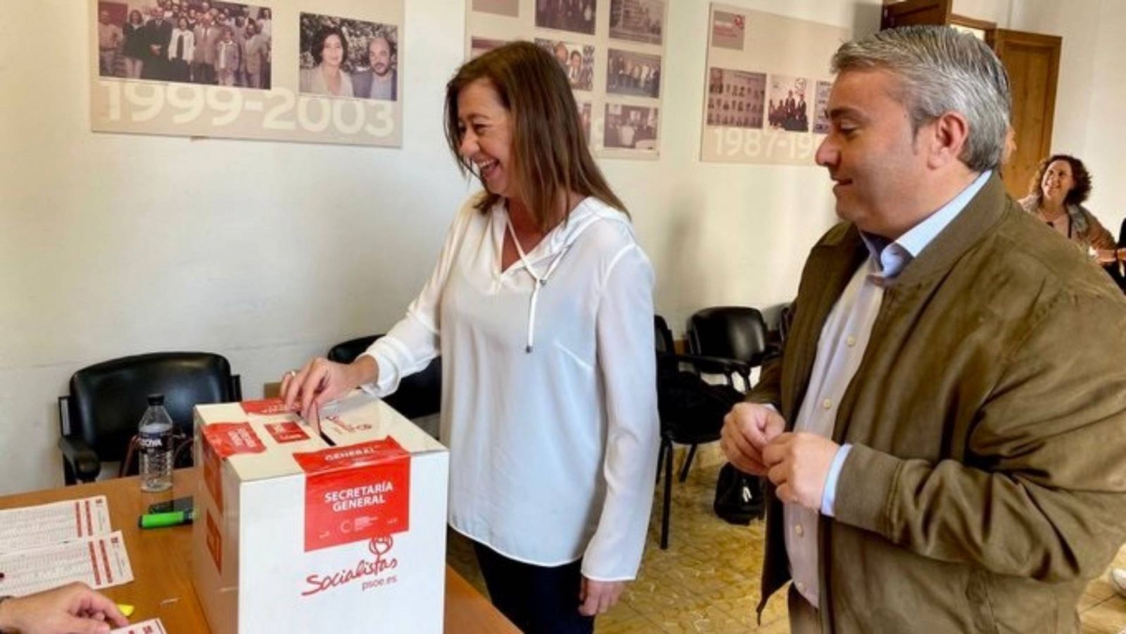 Francina Armengo votando en la sede nacional del PSOE