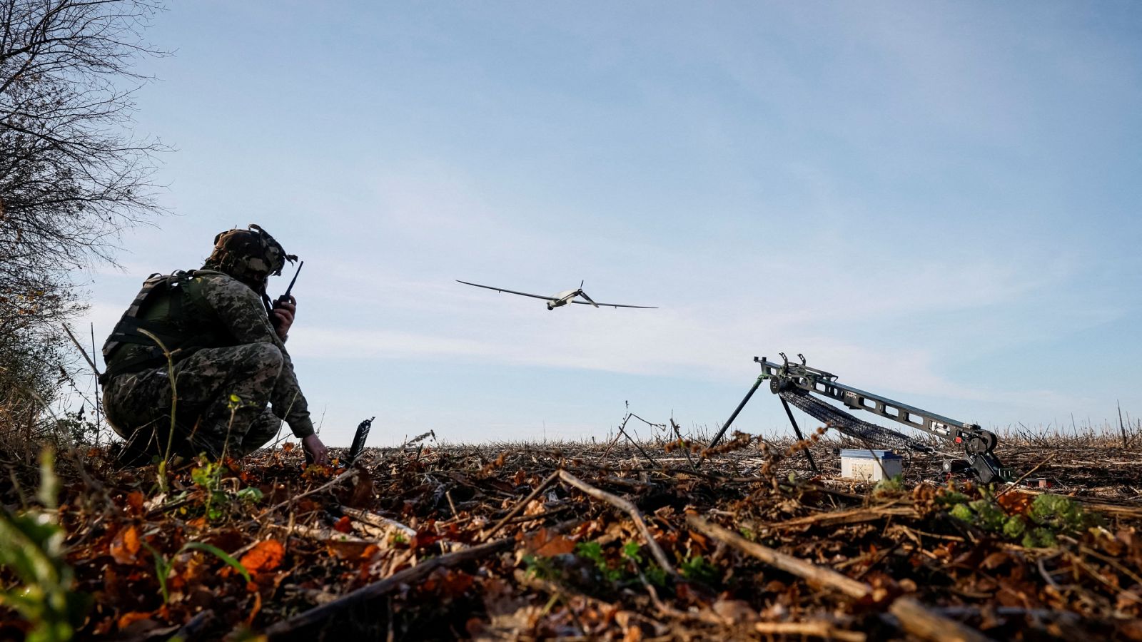 Un soldado lanza un drone en Járkov en medio de la guerra entre Ucrania y Rusia.