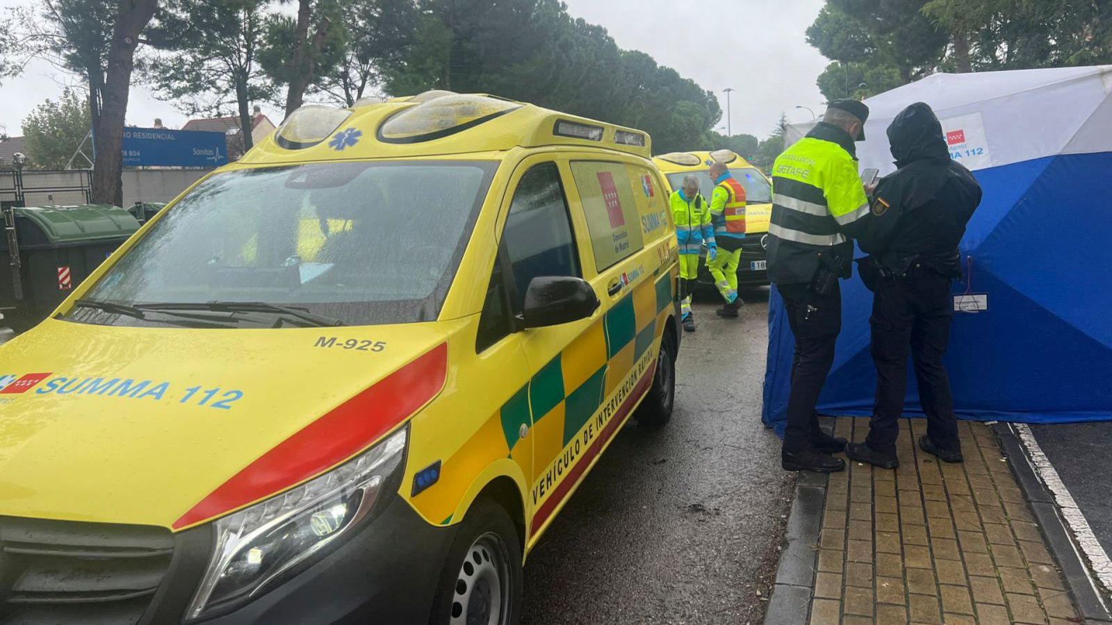 Los equipos de Emergencias atienden a un mujer agredida en Getafe, Madrid