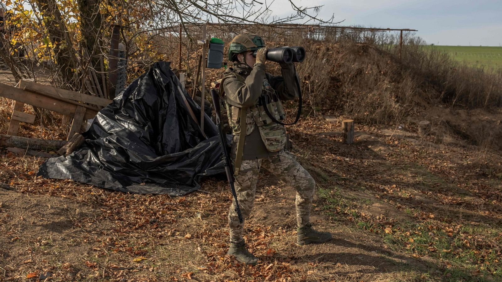 Un militar ucraniano inspecciona un área en Jersón.