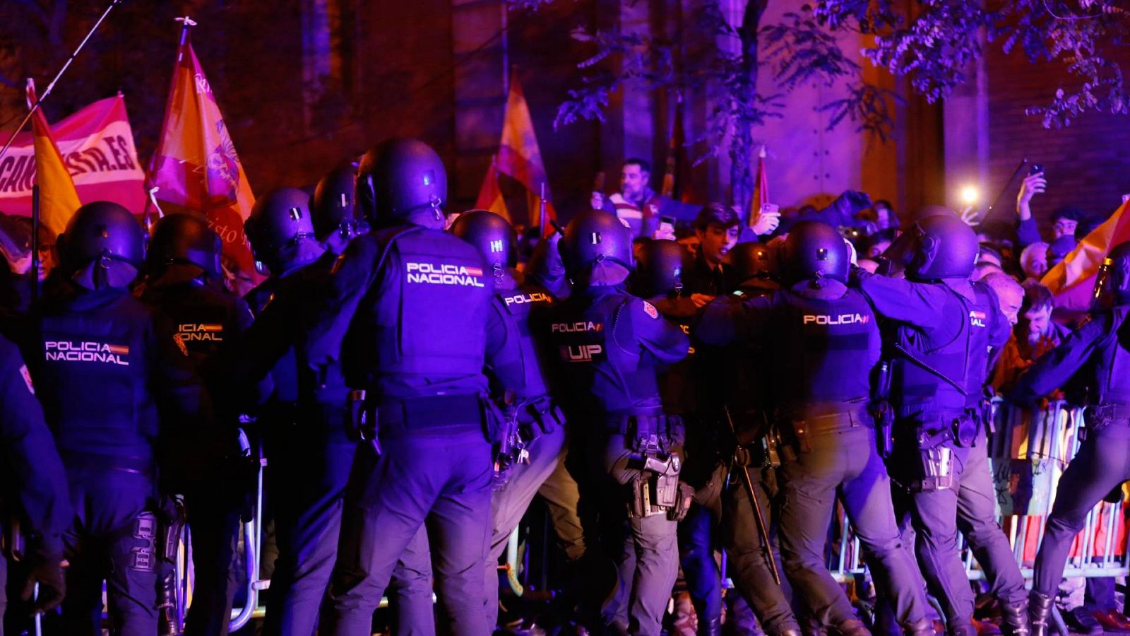 Agentes de la Policía Nacional intervienen durante la concentración contra la amnistía de este lunes frente a la sede del PSOE en la calle Ferraz, en Madrid