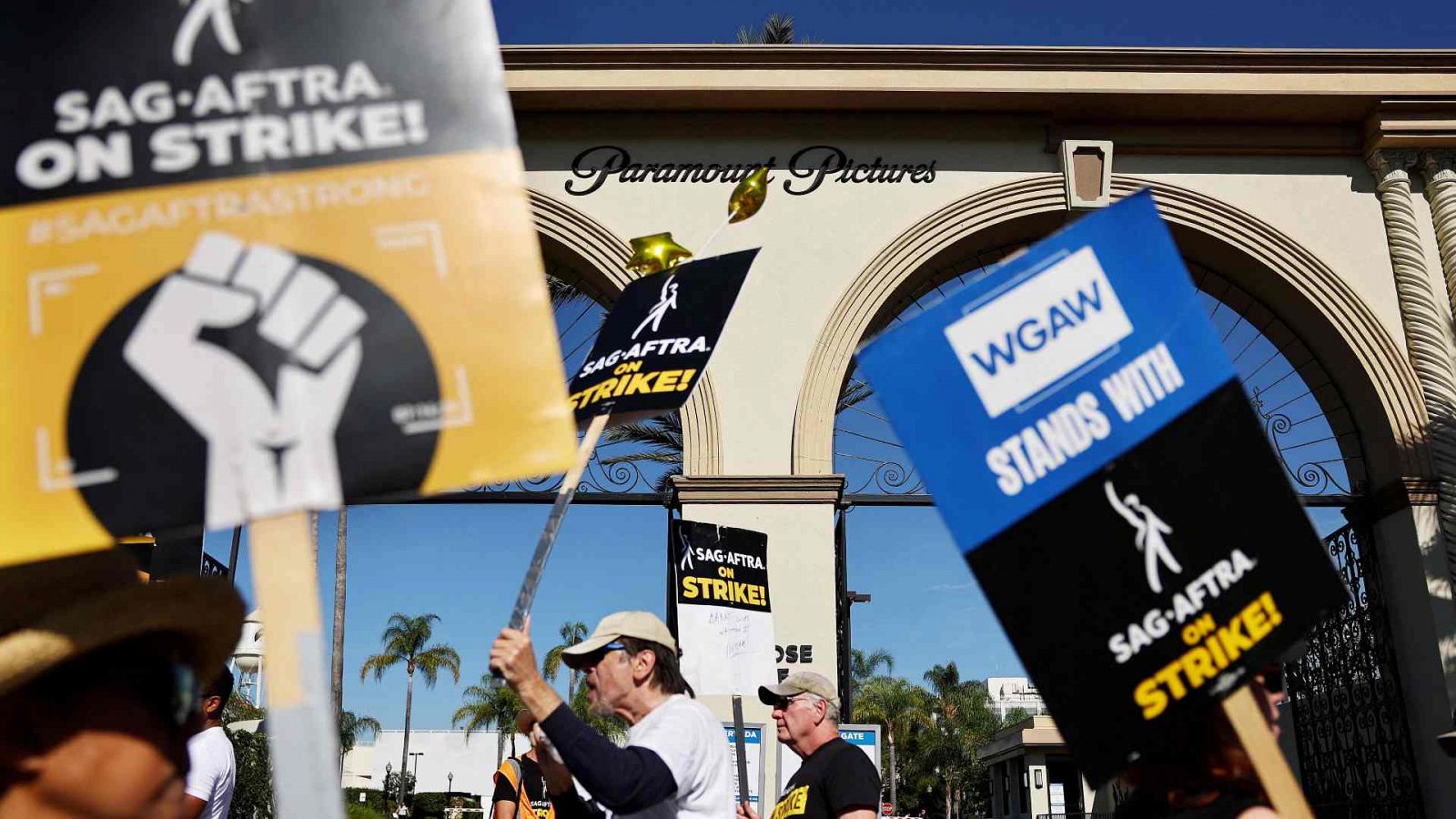 Miembros de SAG-AFTRA forman un piquete frente a los estudios Paramount en su huelga contra Hollywood en Los Ángeles, California.